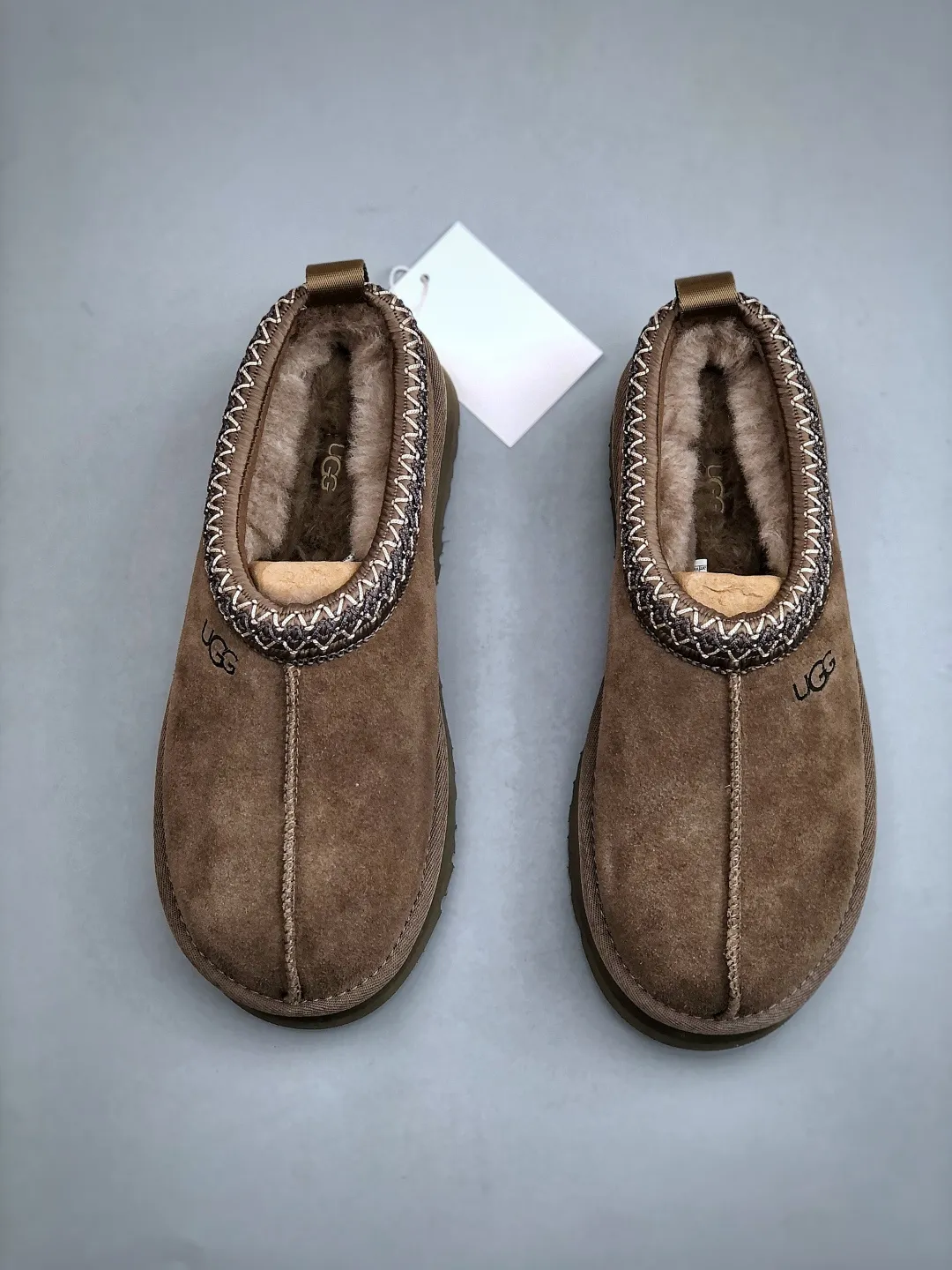 Local self-pickup💰560 supports store placement. The top version on the market. UGG Tazz ethnic style thick-soled women's model. Xiaohongshu's hot model. Produced by a major foreign trade factory in Guangzhou. From toe to insole, genuine sheep fur. Independent outer box packaging. Chip. With waterproof technology. Differentiating from any version on the market. 5cm thick sole. Independently developed original outsole. Cashmere insole. Keep warm when going out in winter. It is a very suitable choice for home use. In the new year, uug has launched a style series, which is partially biased towards the preferences of young consumers. It has also moved to the forefront of fashion trends. Shoe body material. Water-repellent coated suede upper. 17mm UGGPURE™ implanted wool insole. Lightweight non-slip and comfortable rubber outsole. With brand LOGO. With full packaging. Size: 35-40